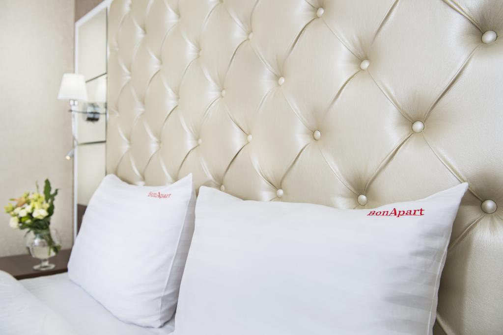 Bonapart Hotel By Uhm Kiev Exterior foto