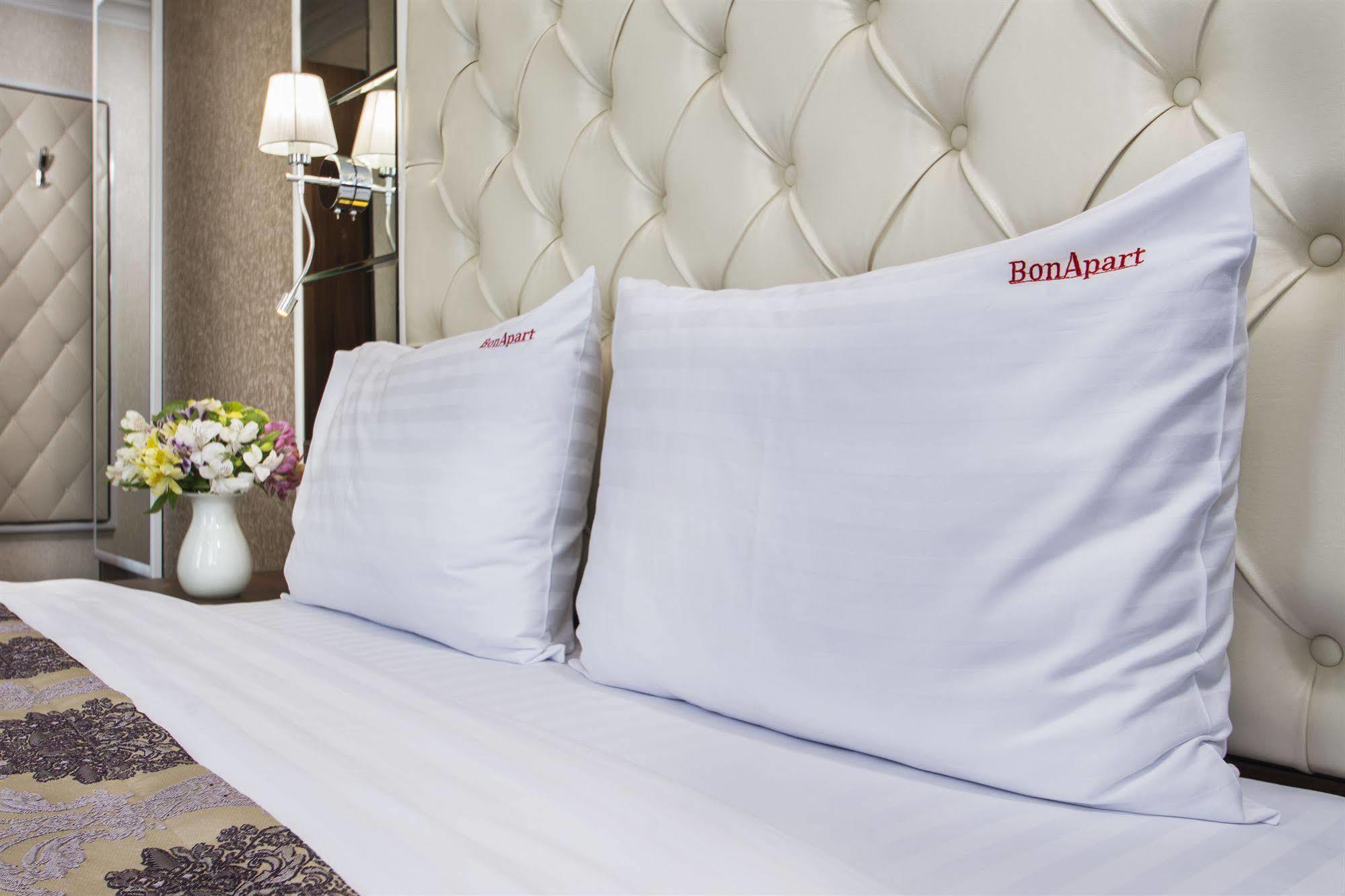 Bonapart Hotel By Uhm Kiev Exterior foto
