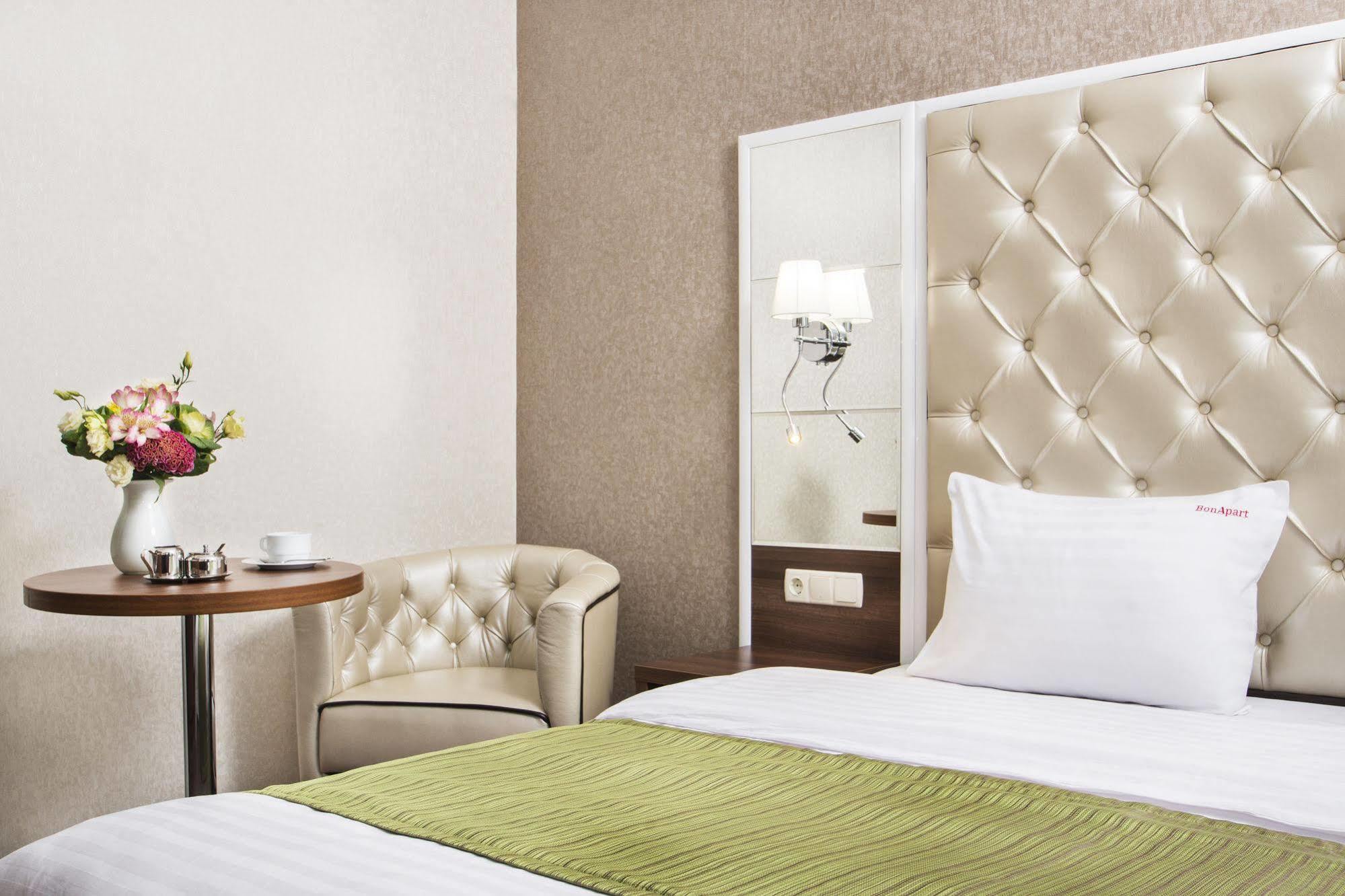 Bonapart Hotel By Uhm Kiev Exterior foto